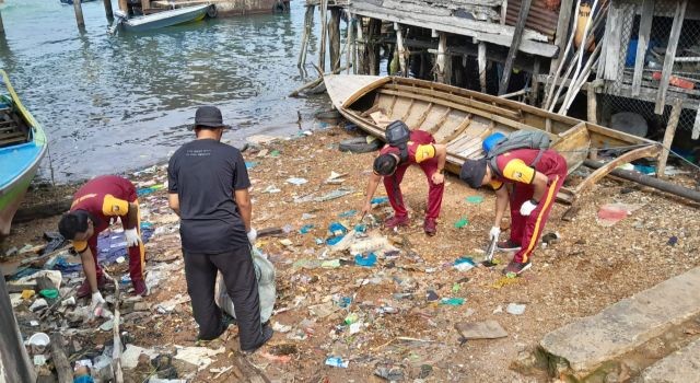 Polsek Bulang, Warga dan Pelajar Berjibaku Bersihkan Pesisir Pantai di World Cleanup Day
