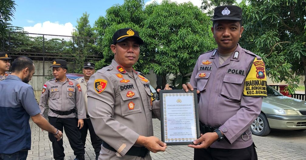 Anggota Bhabinkamtibmas dan Staf Urmin Terima Penghargaan dari Kapolsek Bengkong