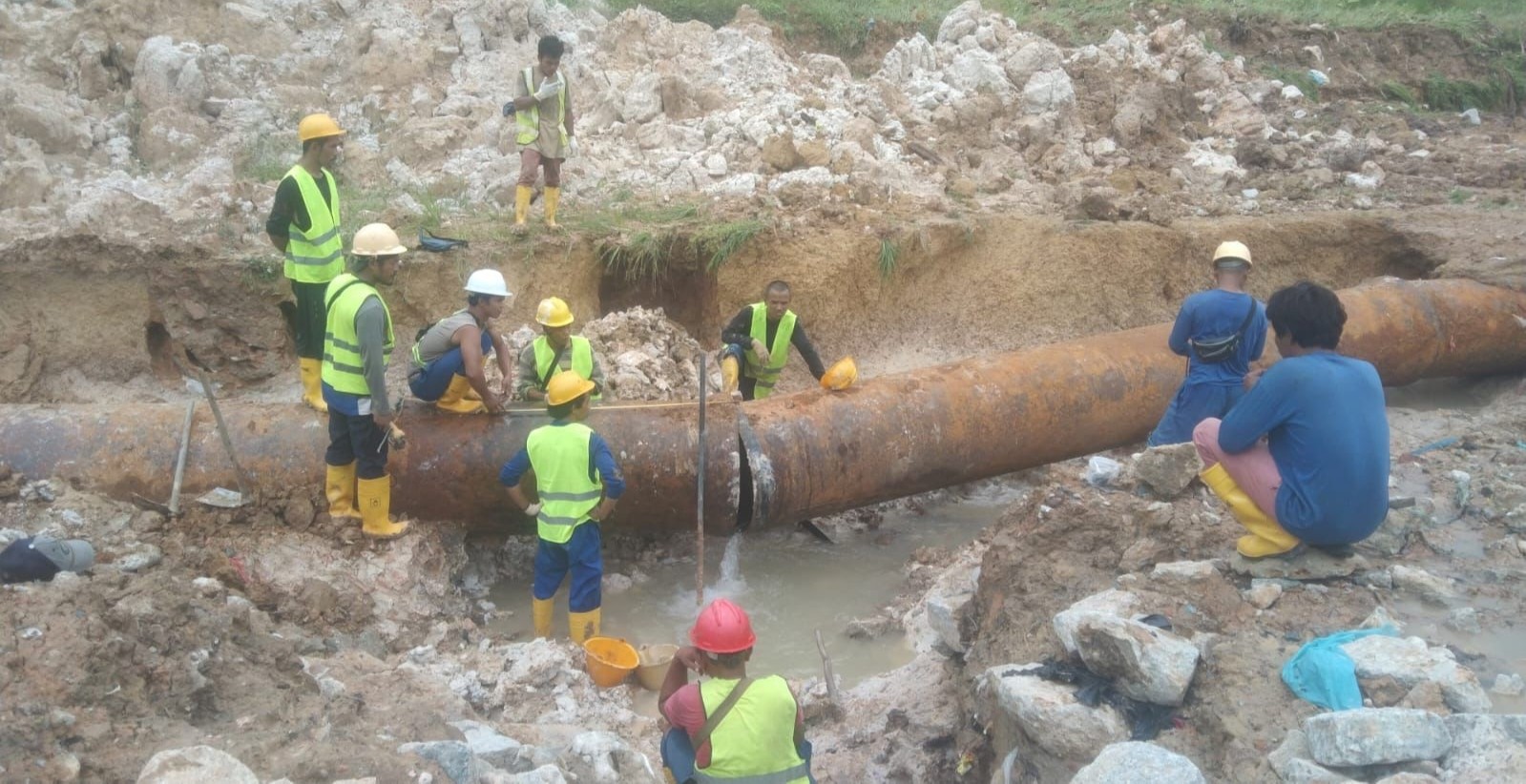 BU SPAM BP Batam Perbaiki Cepat Pipa 800 yang Terputus di Taman Baloi
