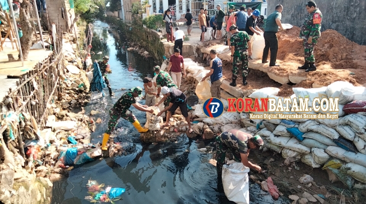 Ambruk usai Diterjang Banjir, TNI AD Turun Tangan Bersihkan Sampah dan Perbaiki Parit Masyarakat di Bengkong