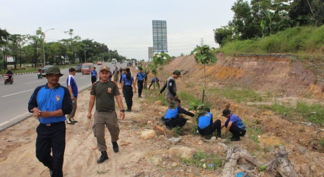 Ditpam BP Batam Lakukan Pemupukan Pohon Jati Emas