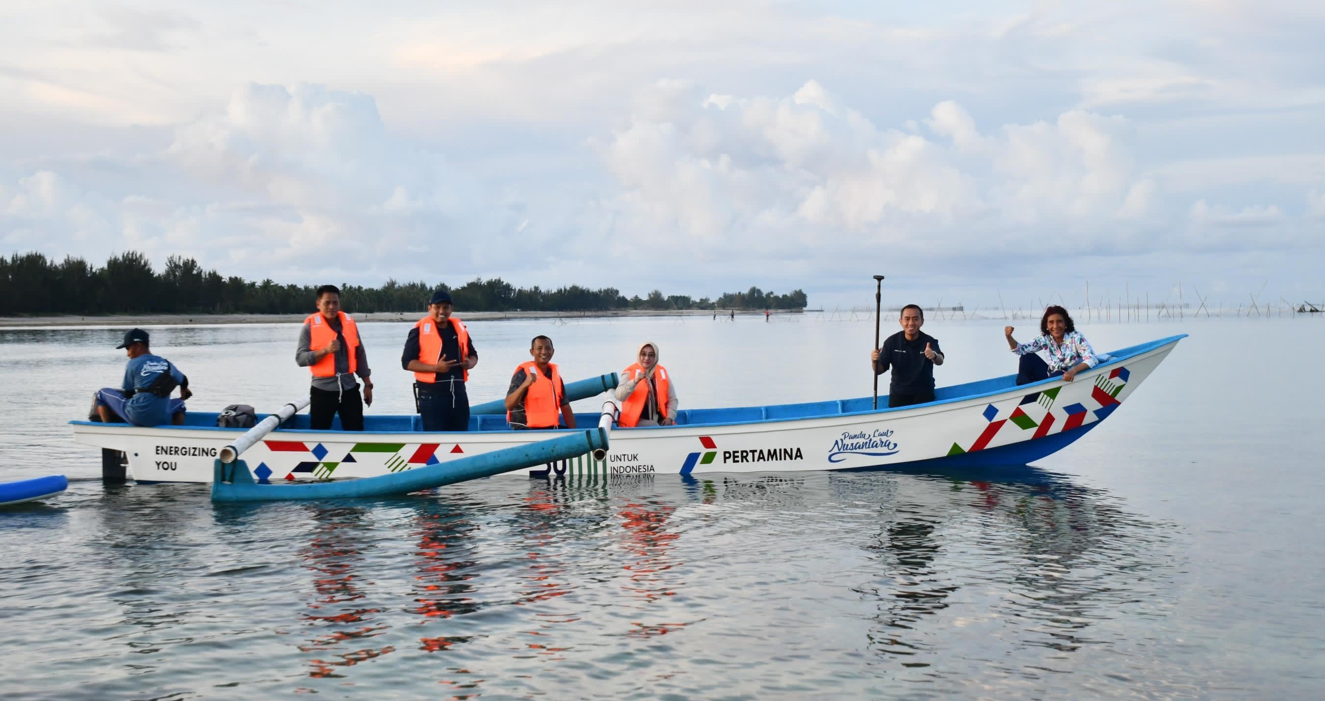 Pertamina-Pandu Laut Beri Bantuan Kapal di Natuna untuk Tingkatkan Produktivitas Nelayan
