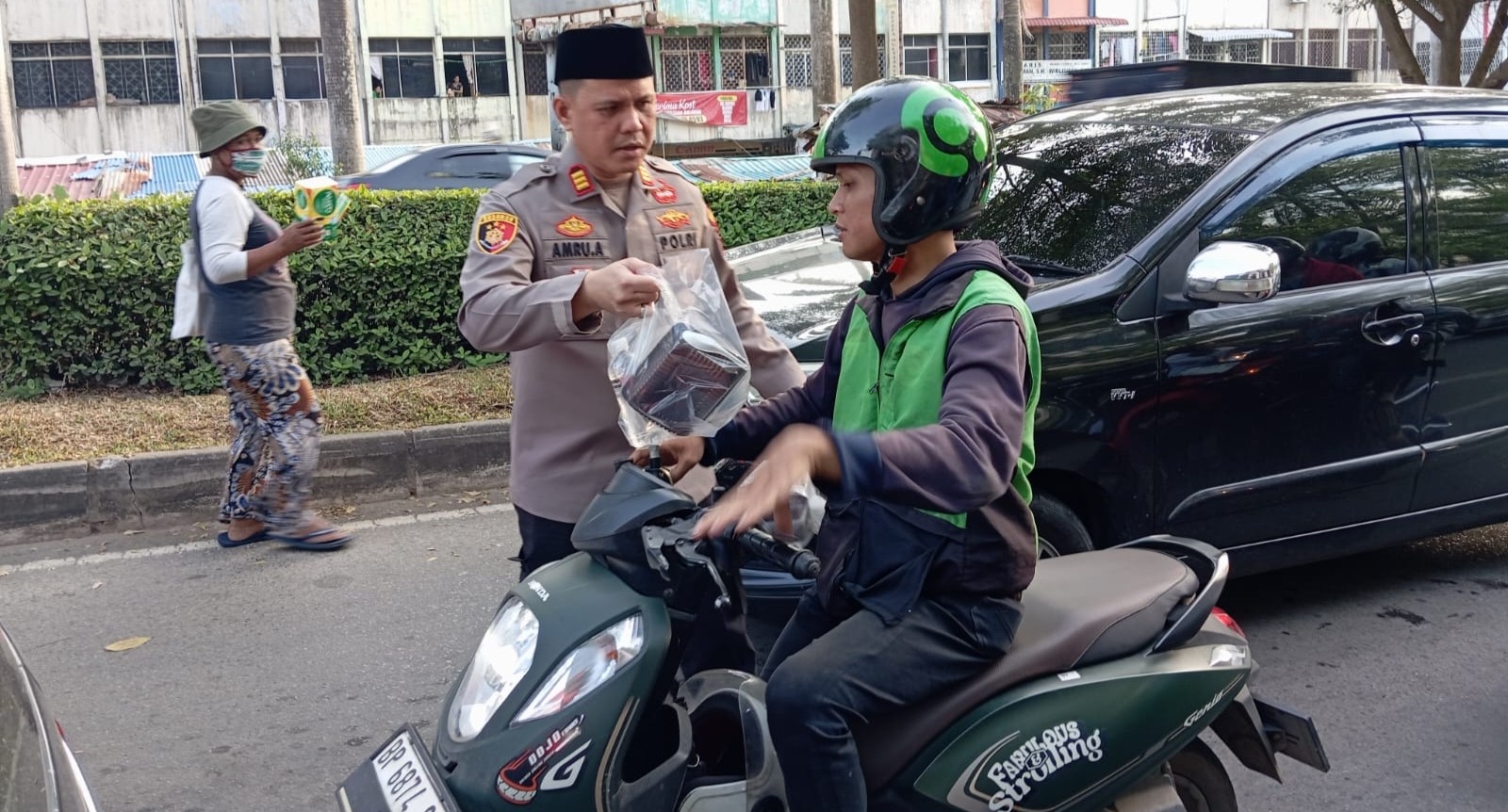 Tebar Kebaikan Ramadan, Polsek Batuampar Bagikan Takjil Buka Puasa Gratis ke Masyarakat