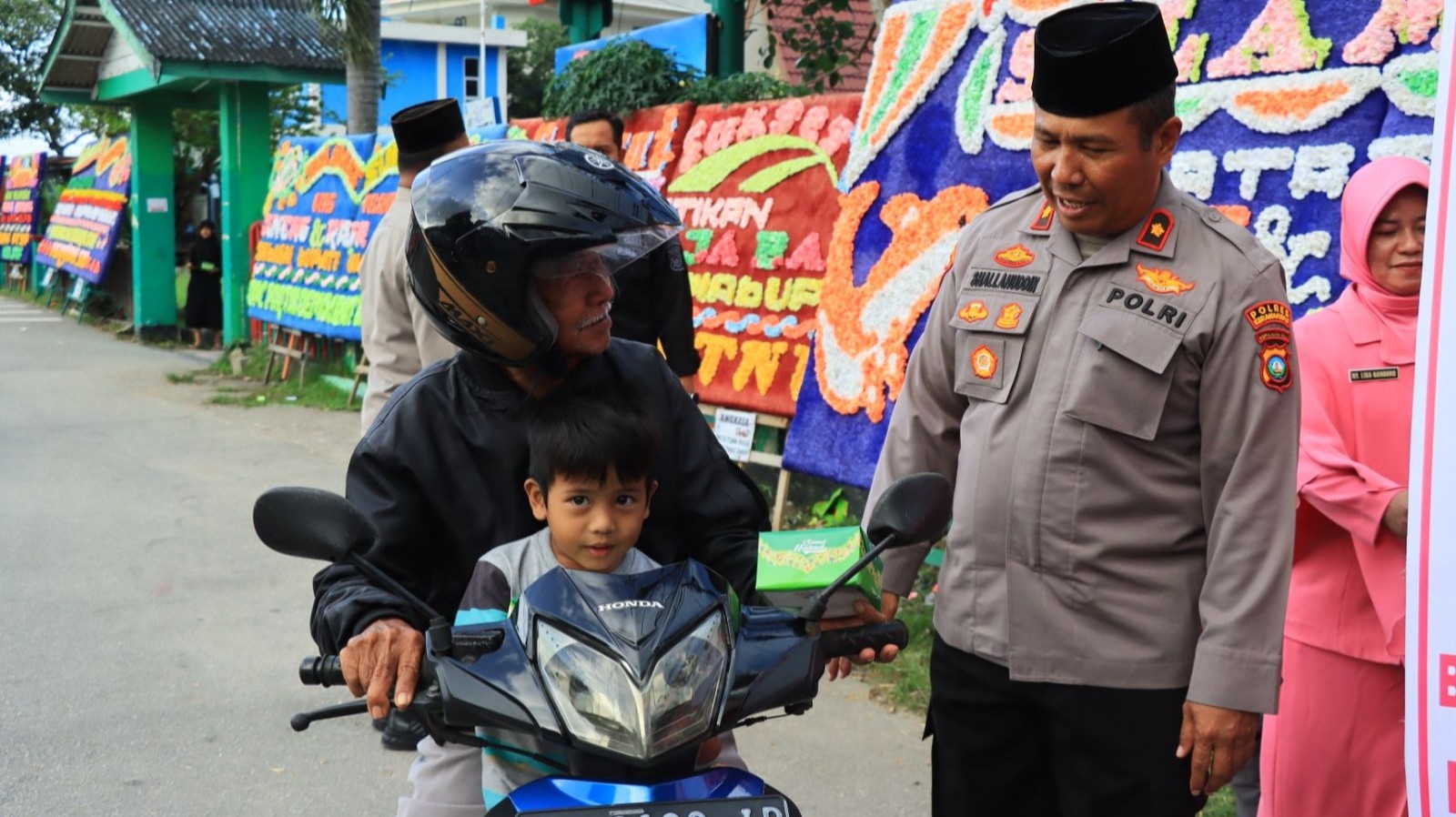 Polisi Berbagi Takjil Gratis Ramadan ke Pengguna Jalan dan Masyarakat di Anambas