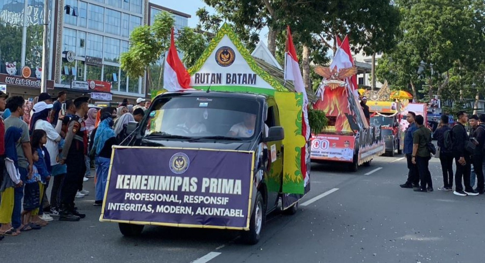 Sambil Berbagi Hasil Kebun Dibalik Jeruji, Rutan Batam Turut Meriahkan Parade Mobil Hias di HUT Kemerdekaan RI ke-80