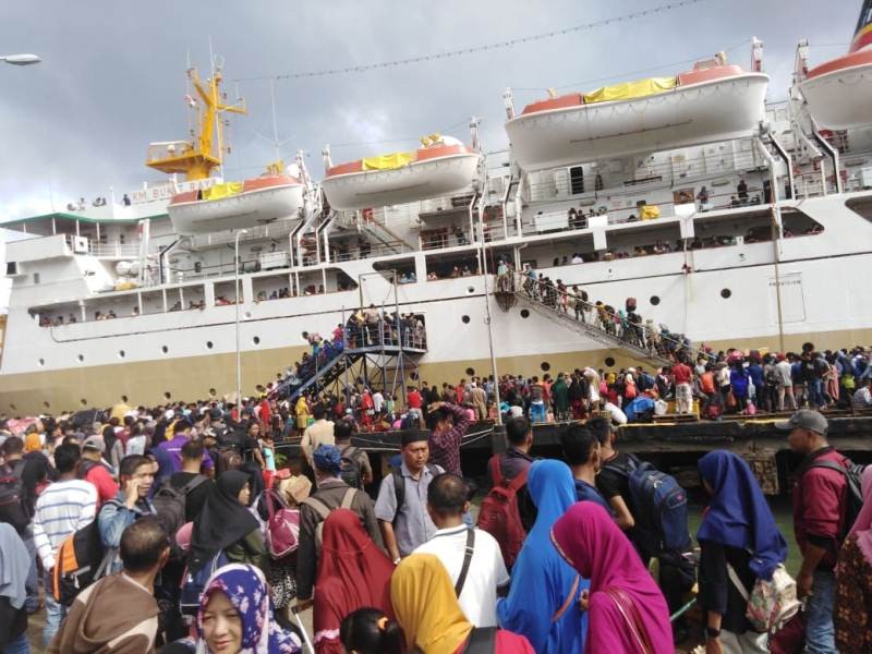 KM Bukit Raya Diserbu Warga Musim Liburan Natal dan Tahun Baru