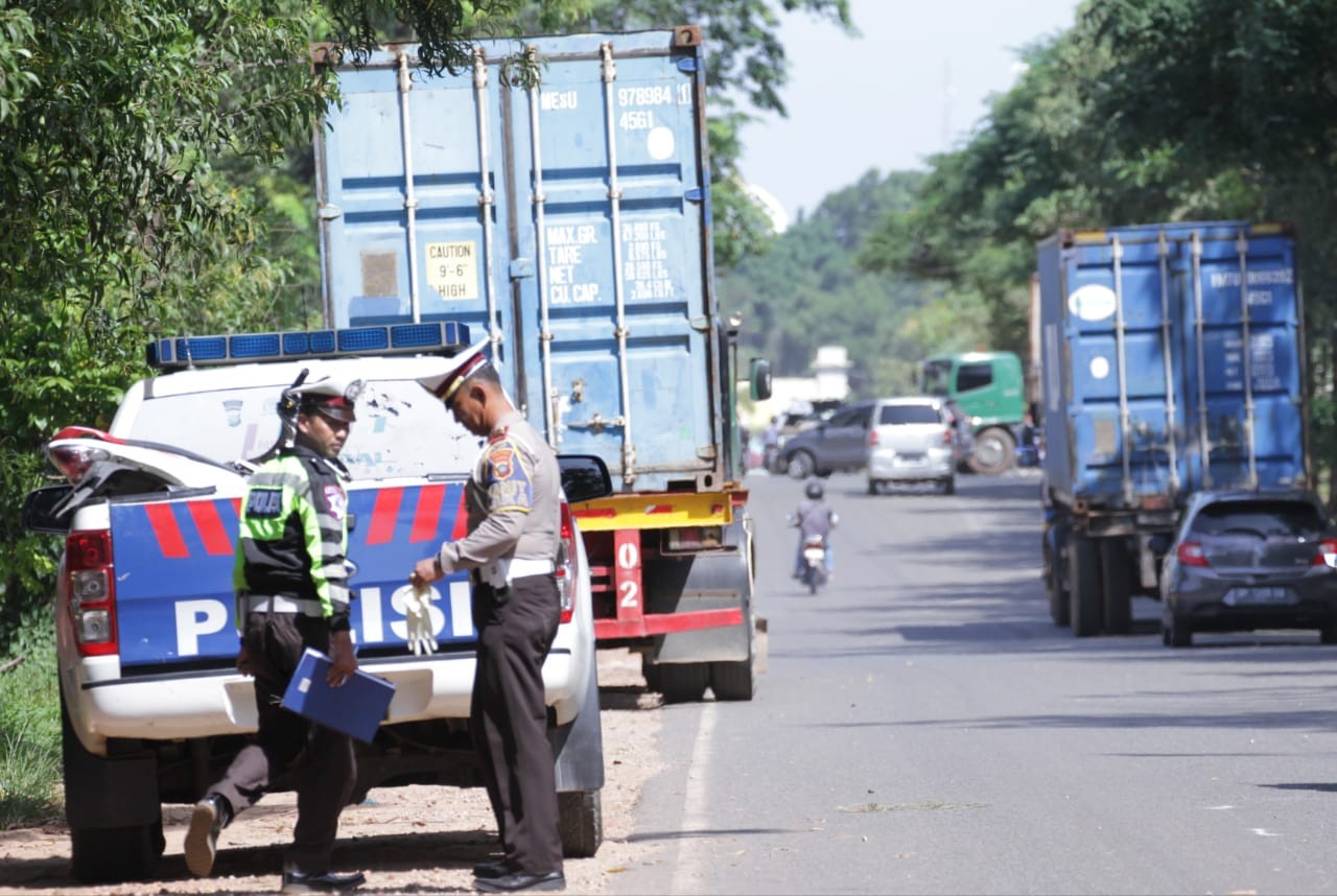 Pengendara Tanpa Helm Tewas di Tempat, Setelah Terjatuh hingga Masuk Kolong Truk