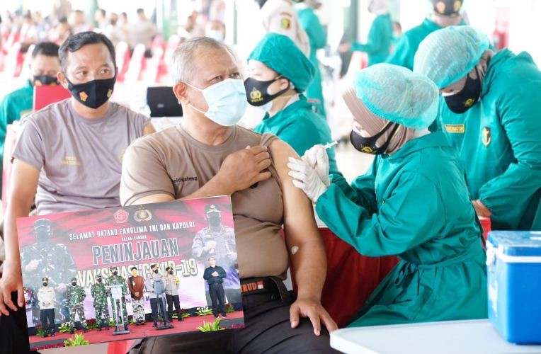 Persiapan Pengamanan Idul Fitri, Panglima TNI dan Kapolri Tinjau Vaksinasi Ribuan Personilnya