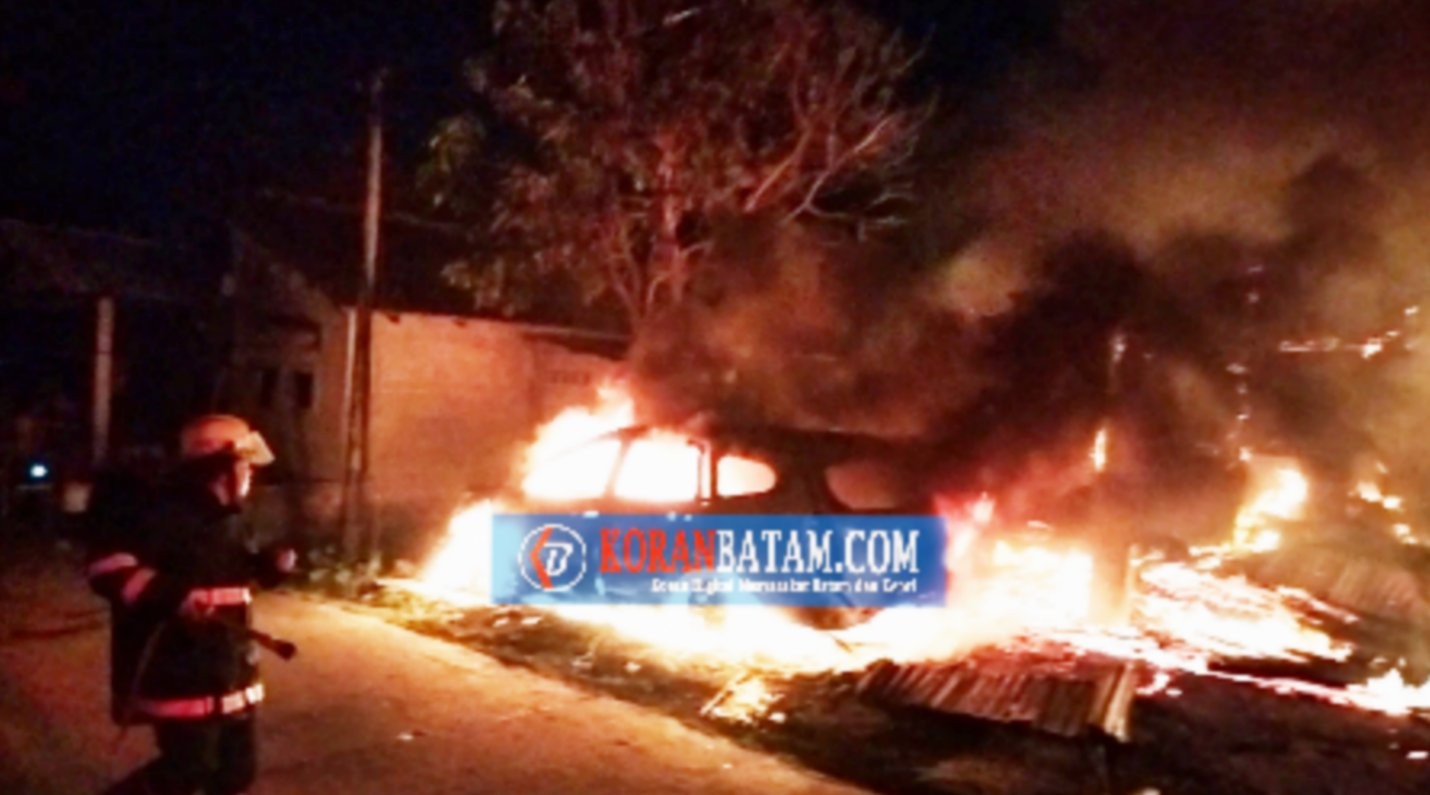 Si Jago Merah Lahap 12 Indekos, Satu Unit Mobil Daihatsu Terios dan Dua Sepeda Motor di Sengkuang Dalam
