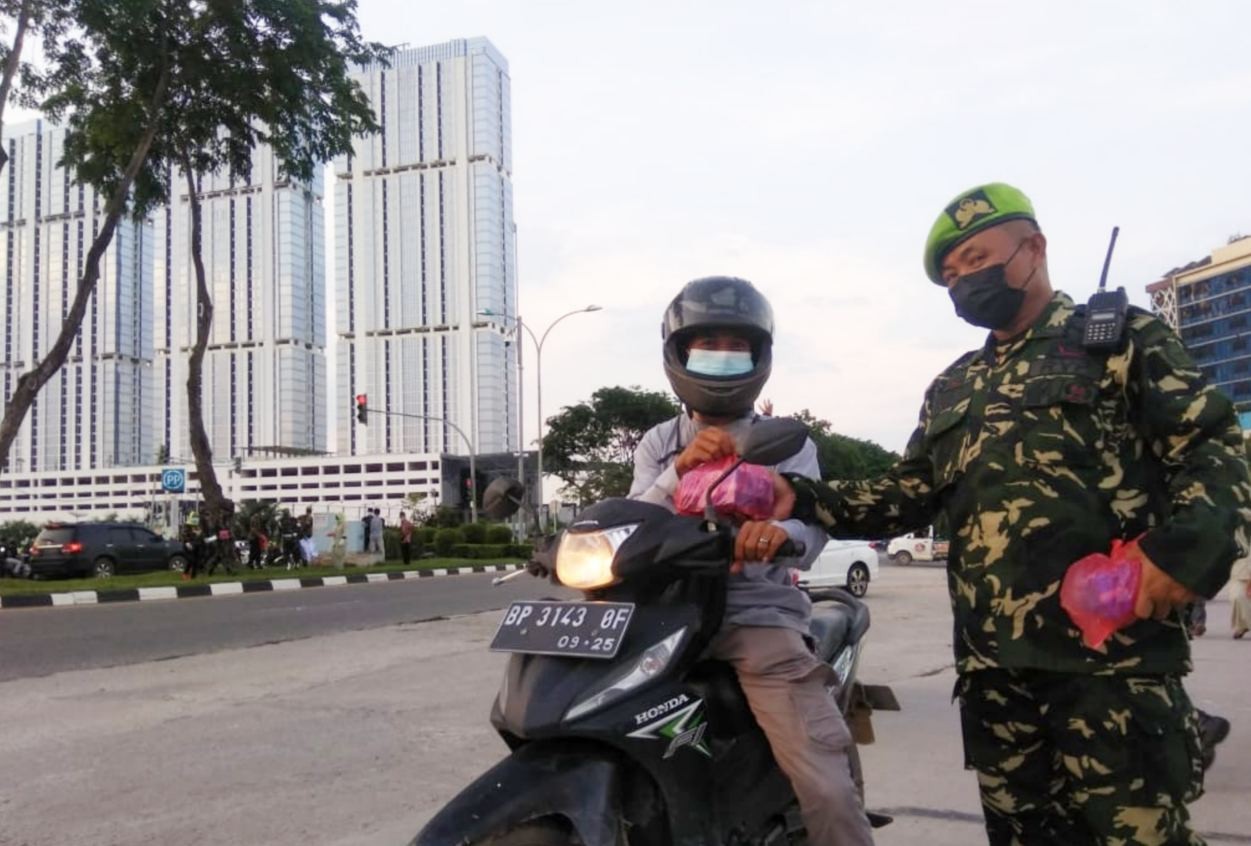 Sasar Pengendara di Simpang Lampu Merah, PPM Cabang Kota Batam Berbagi Ribuan Makanan Takjil dan Masker Gratis