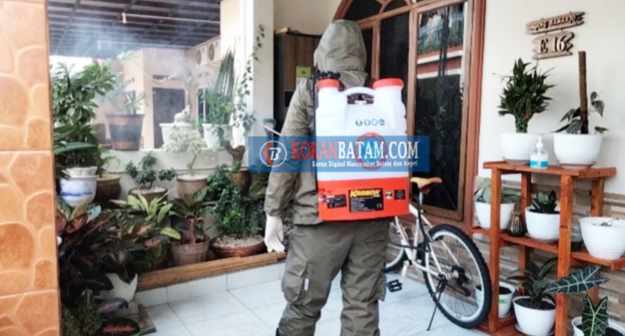 Subden KBR Detasemen Gegana Sat Brimob Polda Kepri Lakukan Penyemprotan Disinfektan di Wilayah Pasien Suspect Corona