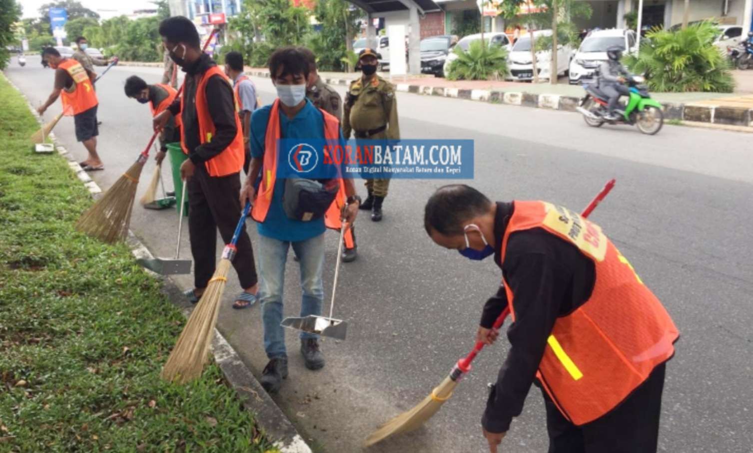 Tak Kenakan Masker, Puluhan Warga di Batam Disanksi Menyapu Jalan