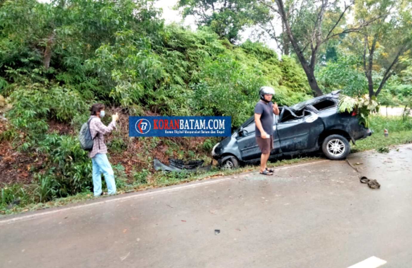 Daihatsu Xenia Hitam Ringsek di Jalan Gajah Mada Batam