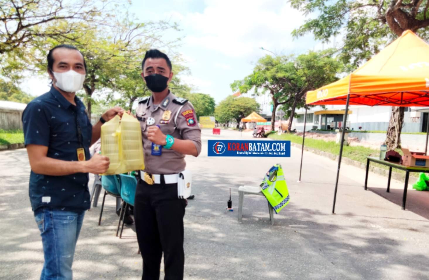 Bentuk Solidaritas kepada Petugas PPKM Darurat, Unit Intelkam Polsek Bengkong Bagikan Bubur Kacang Ijo