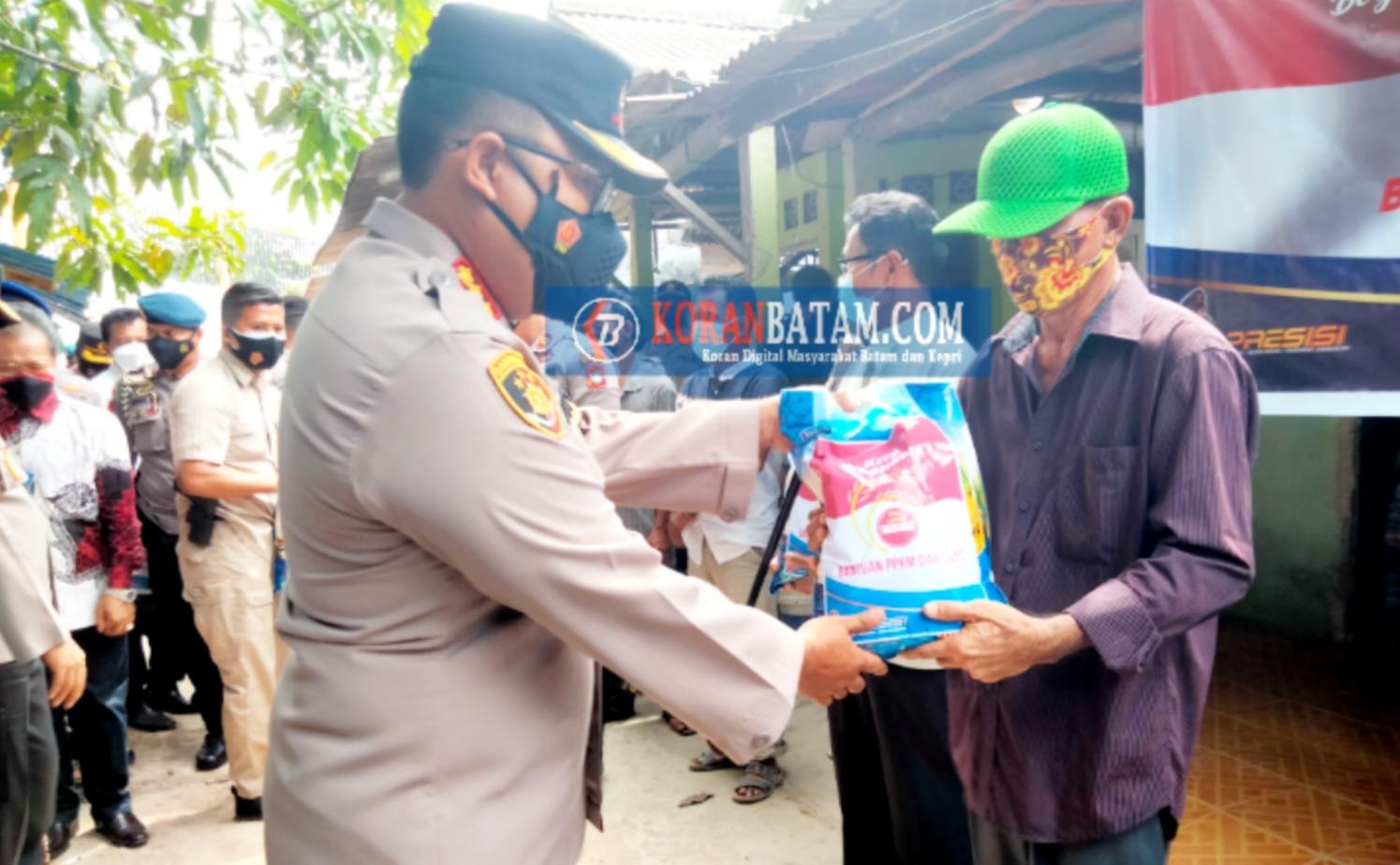 Polda Kepri dan Polresta Barelang Bagikan Bantuan Beras PPKM Darurat di Tanjung Uma