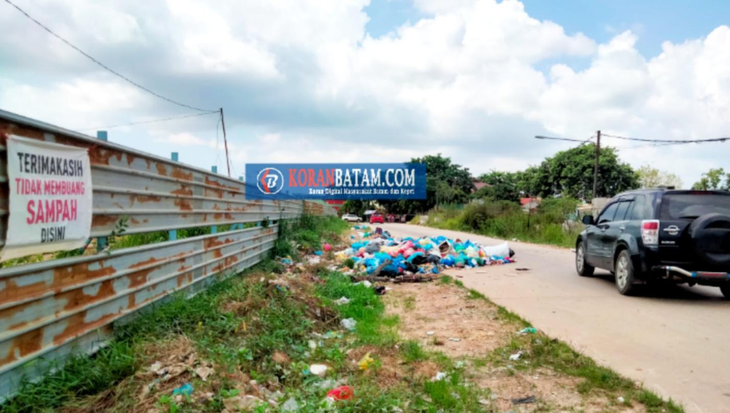 Jorok! Tumpukan Sampah Berserakan di Badan Jalan