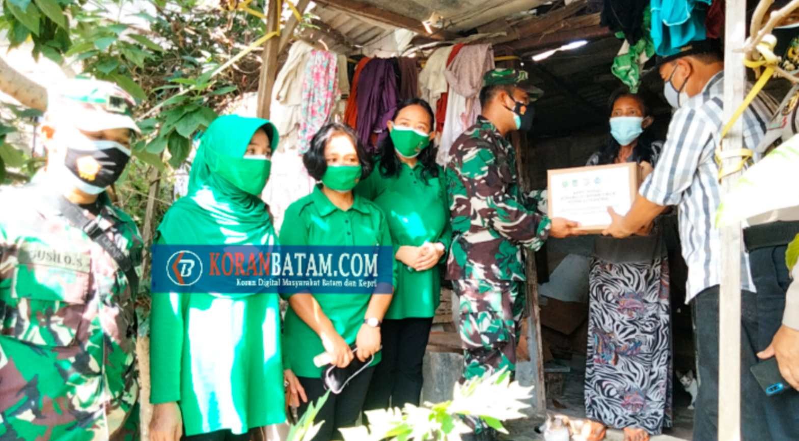 Bantu Warga yang Terdampak PPKM Level 4, TNI Salurkan Sembako Door to Door ke Rumah Warga
