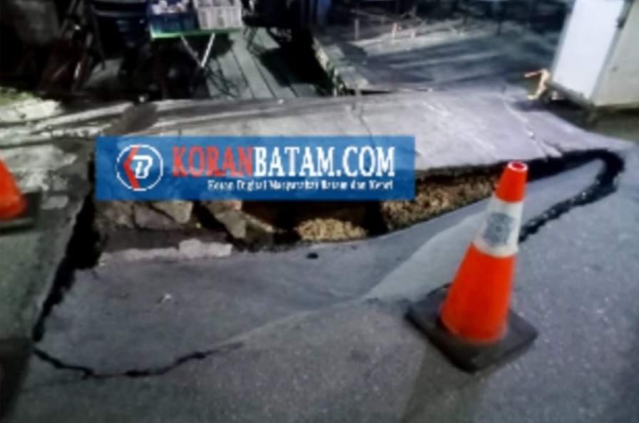 Hati-hati Melintas di Depan Tugu Buak Terutama Malam Hari, Ada Jalan yang Menganga