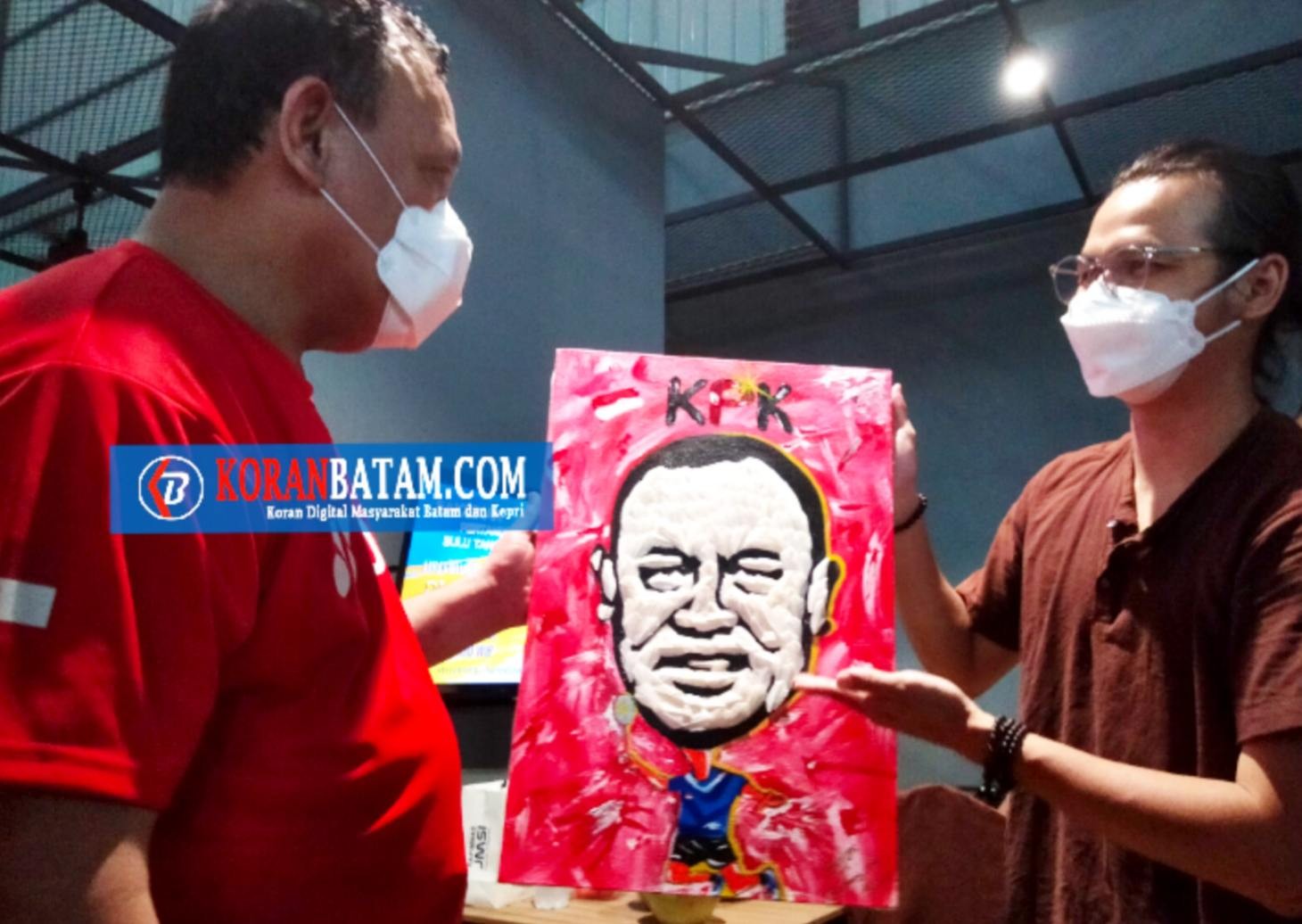 Ketua KPK RI Dapat Cinderatangan dari Abang Seni Batam