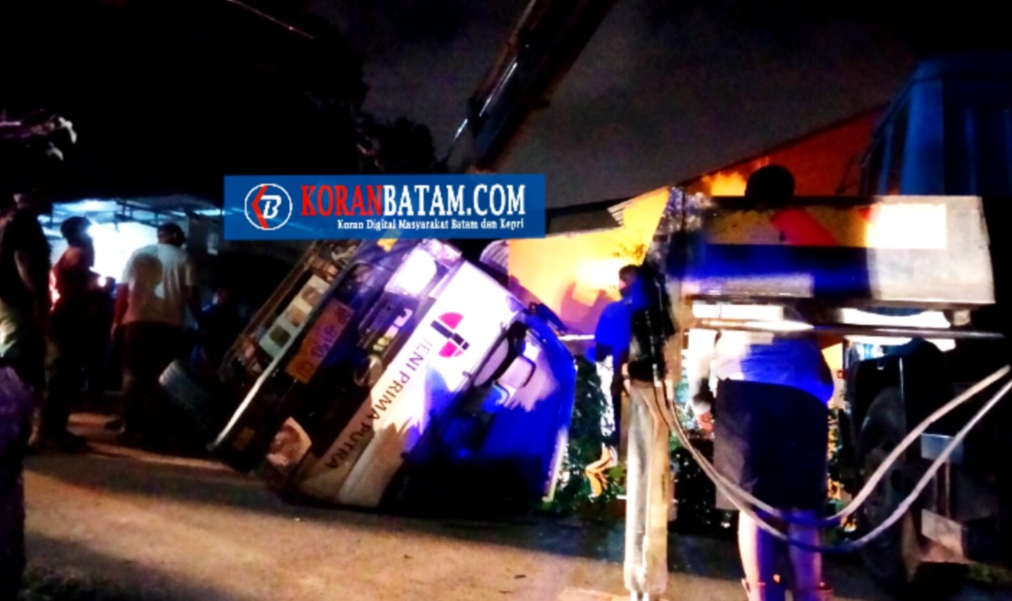 Mobil Molen Putih Terbalik di Melcem, Tiang Teras Rumah Warga Retak dan Hampir Roboh