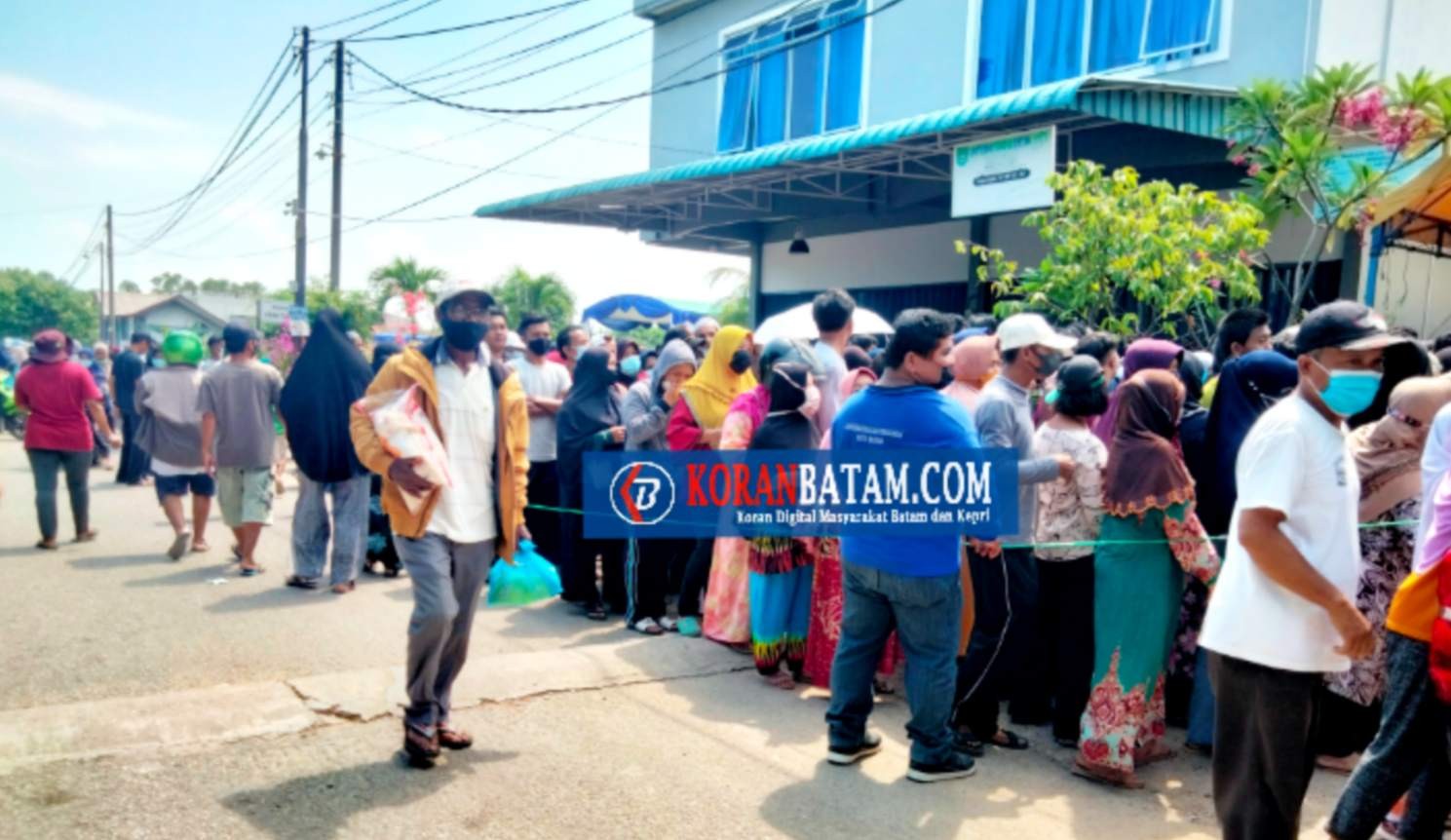 Bazar Sembako Bersubsidi Diserbu Warga Tanjung Sengkuang dan Batu Merah
