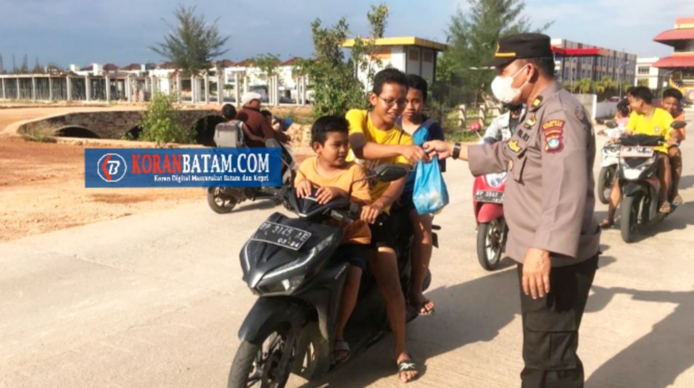 Polsek Bengkong Bagi-bagi Takjil Gratis kepada Warga