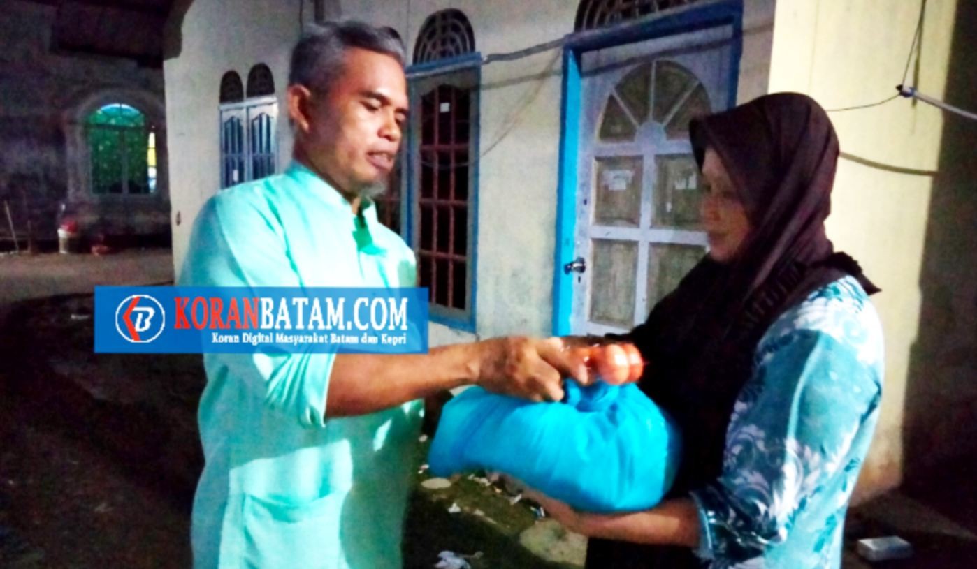 Dapat Bantuan Sembako Sambut Idul Fitri 1443 H, Warga RT 02 Tanjungsengkuang: Terima Kasih Bright PLN dan Tribun Batam