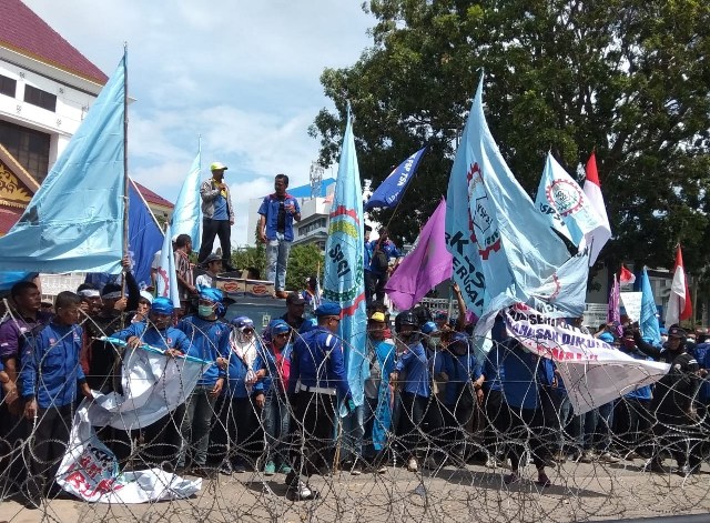 Tolak RUU Omnibus Law, Ratusan Buruh Kembali Turun Ke Jalan