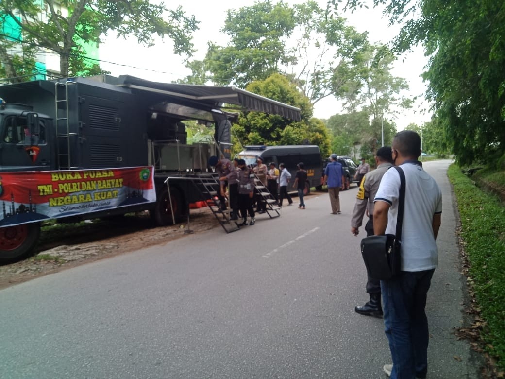 Sat Brimob Polda Kepri Sahur Sambil Berbagi
