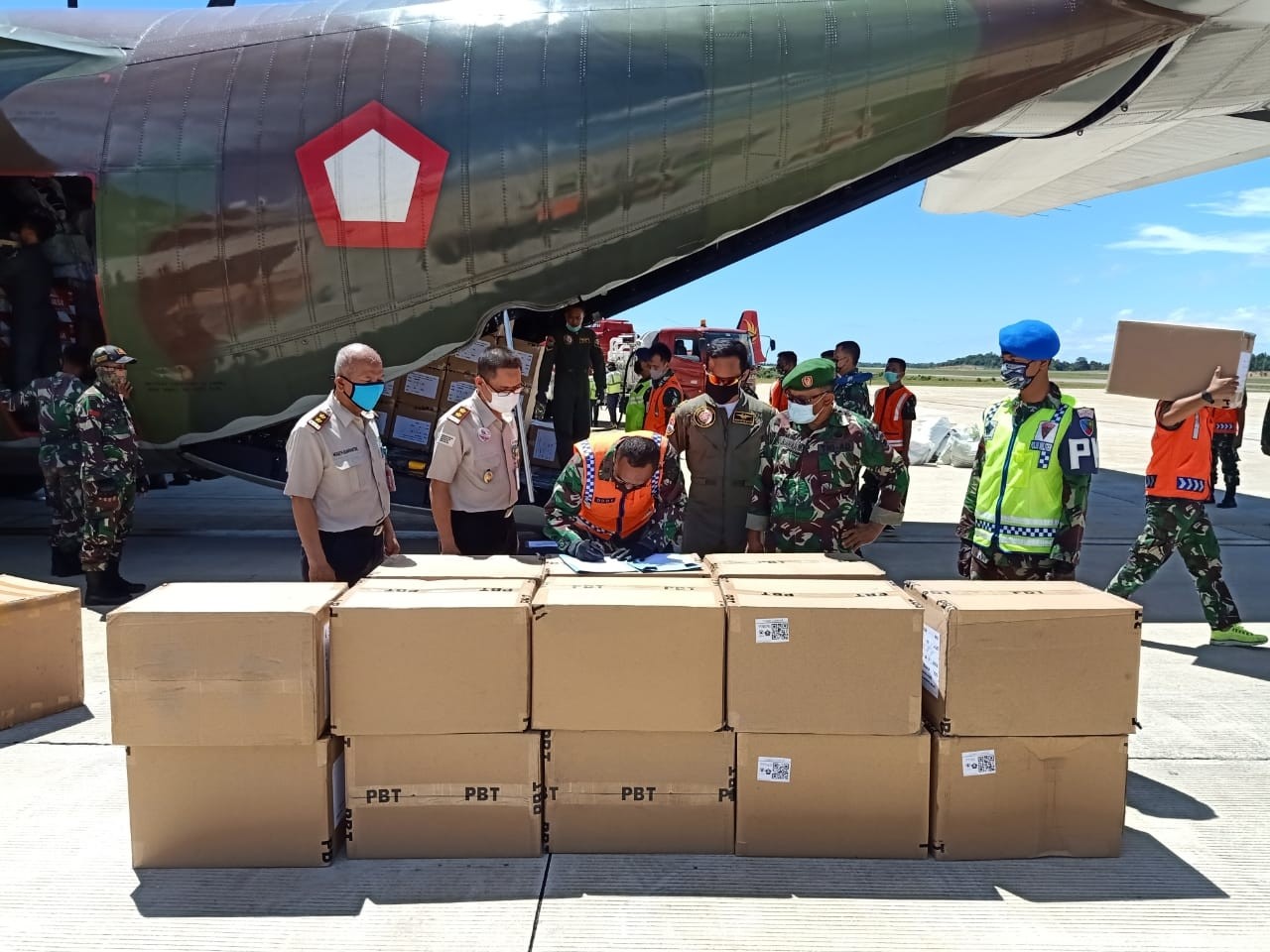 TNI AU Batam Terima dan Salurkan APD dari BNPB