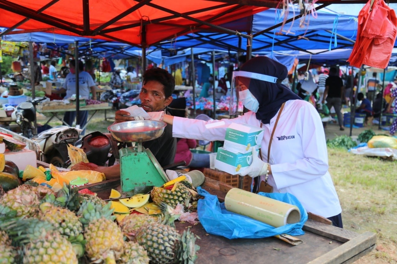 BP Batam Bagikan Masker Gratis Kepada Warga