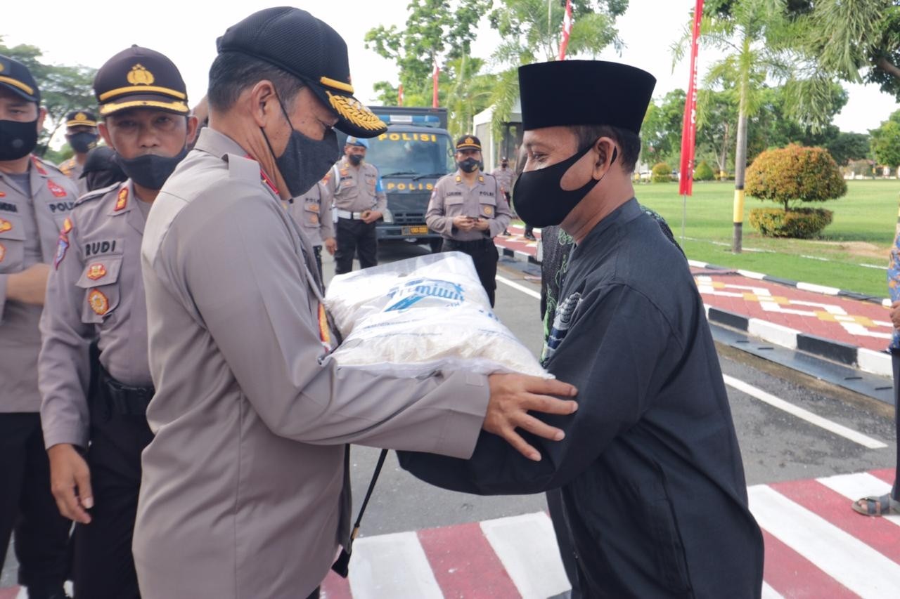 Peduli Covid-19, Polda Kepri Beri Bantuan kepada Imam Masjid, Pendeta dan Masyarakat