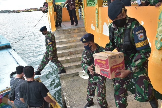 Peduli Covid-19, Lantamal IV Dampingi Dinsos Salurkan Sembako Tahap ke-2
