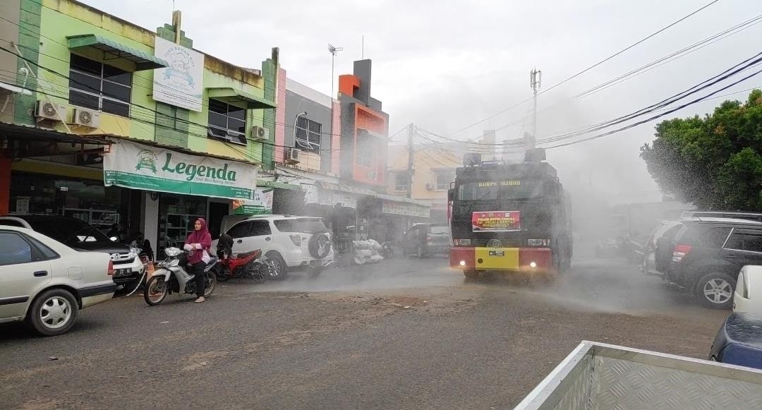 Sat Brimob Polda Kepri Semprot Disinfektan di Keramaian