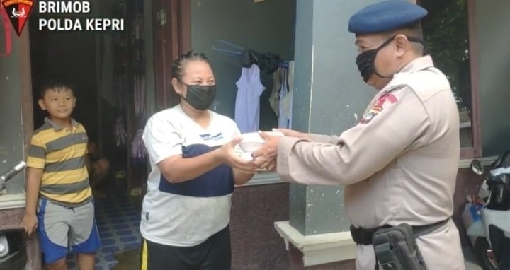 Wujud Bhakti Brimob Polda Kepri, Bagikan Makanan Siap Saji dan Penyemprotan Disinfektan