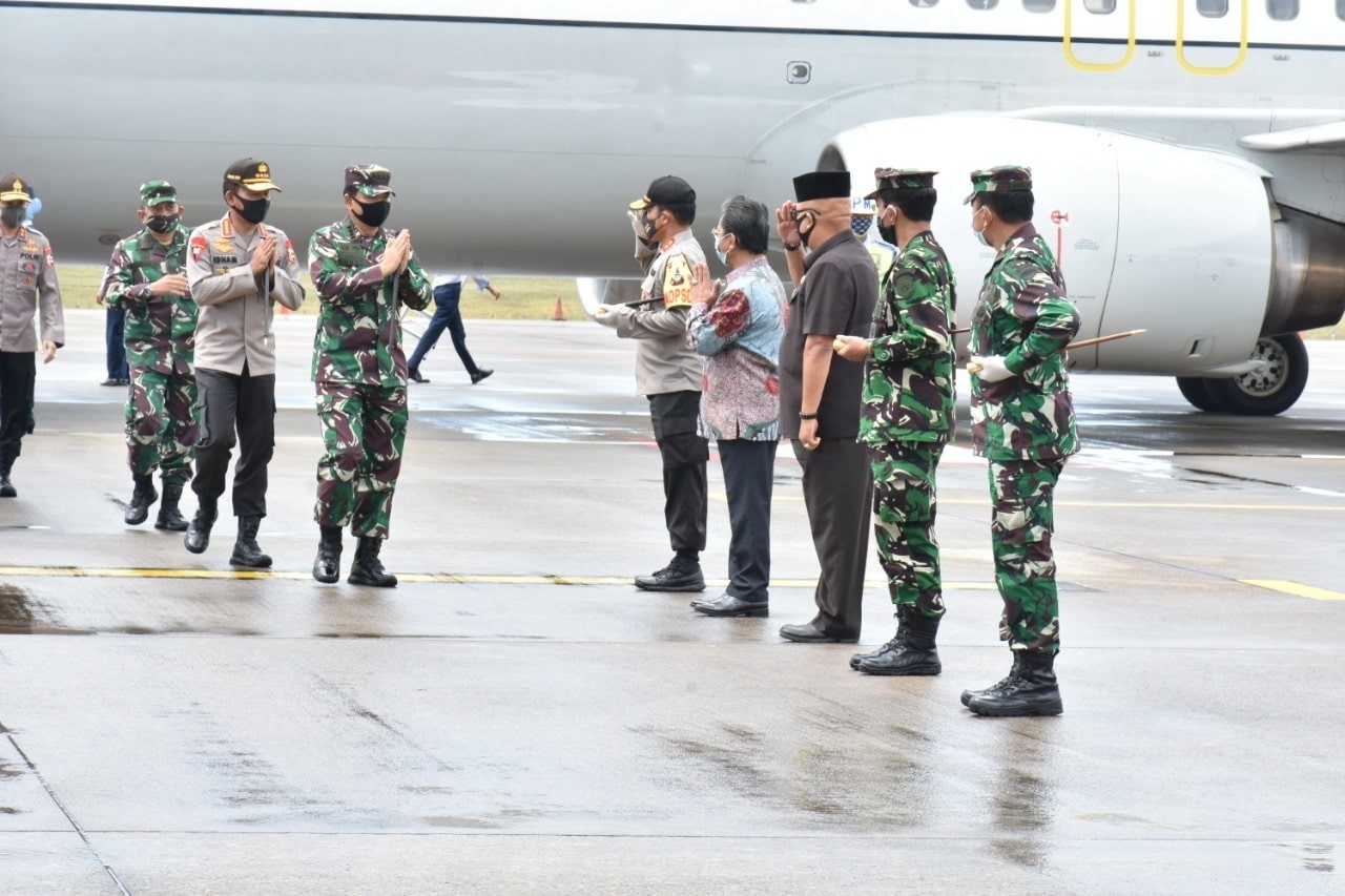 Kapolri dan Panglima TNI Kunjungi RS Khusus Galang