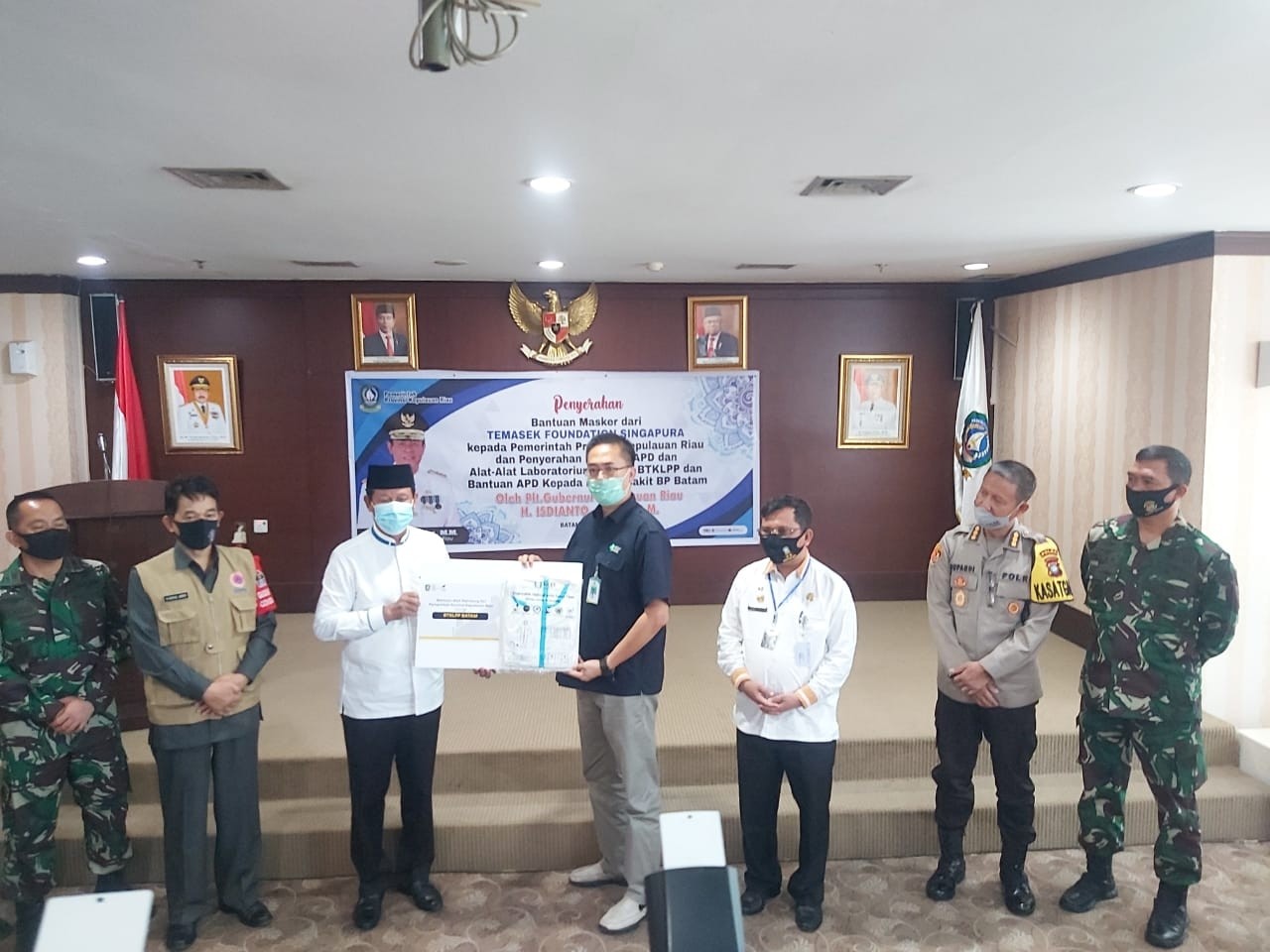 Danlanal Batam Saksikan Penyerahan Bantuan Alkes dari Temasek Foundation Singapura