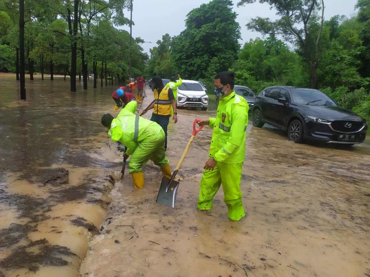 Hujan Deras Menyebabkan Banjir dan Macet, Sat Sabhara Turut Bantu Atasi Kemacetan dan Banjir