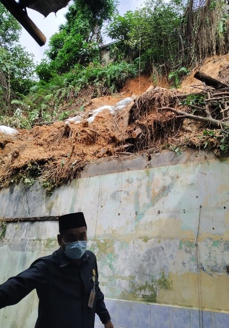 Anggota Komisi IV DPRD Batam, Tinjau Korban Longsor Sakura Garden