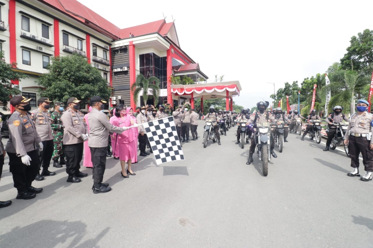 Bhaksos Pembagian Sembako Serentak Dalam Rangka Hari Bhayangkara ke-74 Tahun 2020