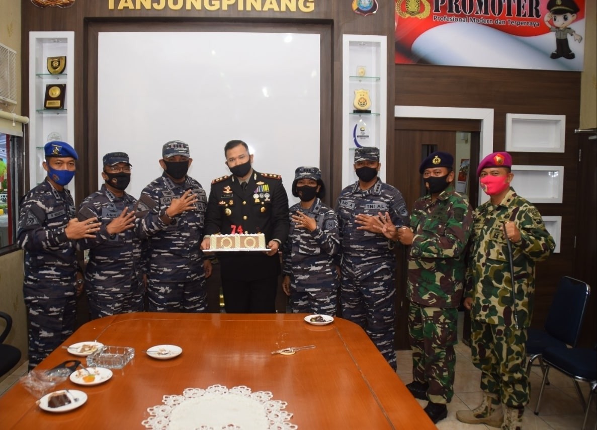 HUT Bhayangkara ke 74, Wadanlantamal IV Beri Kejutan kepada Kapolres Tanjungpinang