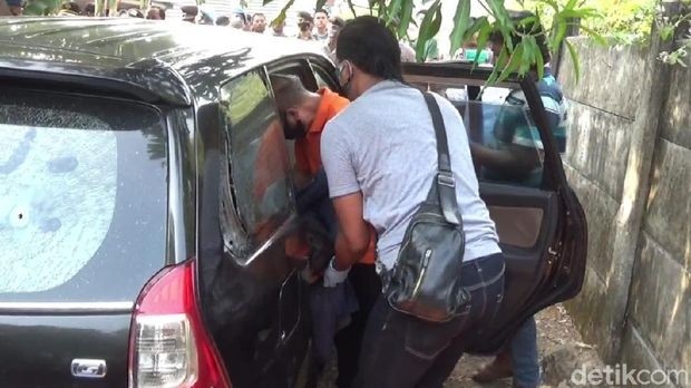 Berikut Foto-foto Mobil yang Diberondong Peluru