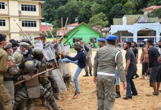 Satpol PP Anambas Kendalikan Massa yang Sempat Anarkis