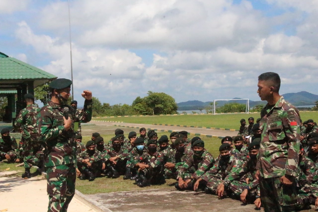 Danyonif Raider Khusus 136/TS Berikan Jam Komandan Perdana kepada Seluruh Prajurit