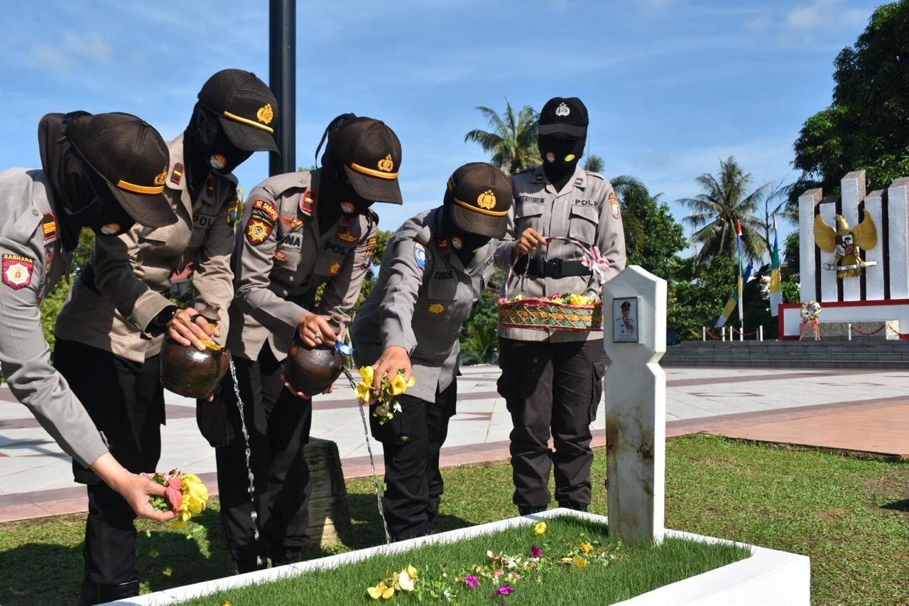 Jelang Hari Jadi Polwan ke-72, Polwan Polres Tanjungpinang Ziarahi Makam Pahlawan
