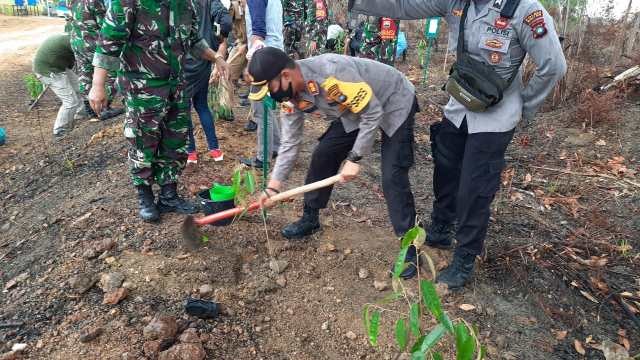 Kapolres Bintan Hadiri Penanaman Pohon di Kampung Sei Jeram