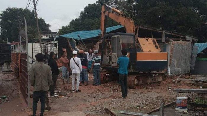 Pemilik Warung Hadang Alat Berat Hendak Ratakan Warung Mereka