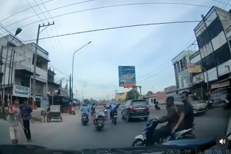 Ketika di Persimpangan, Siapa Duluan yang Berhak Jalan?