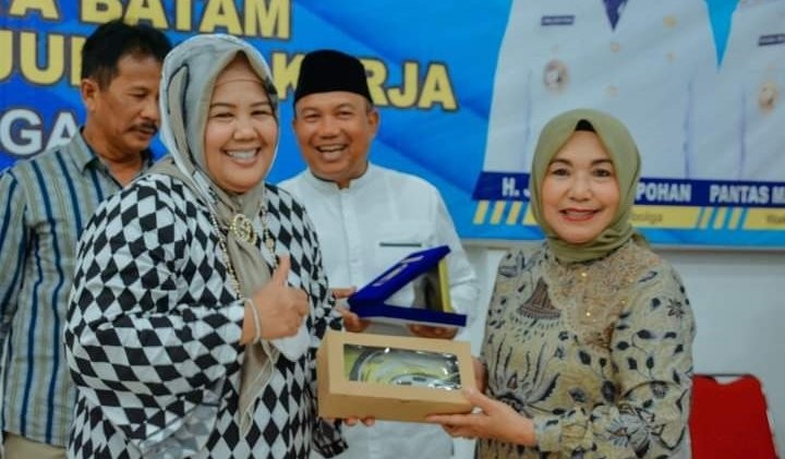 Saling Dukung untuk Kemajuan Kota, Marlin Bertukar Cenderamata dengan Ketua TP-PKK Sibolga