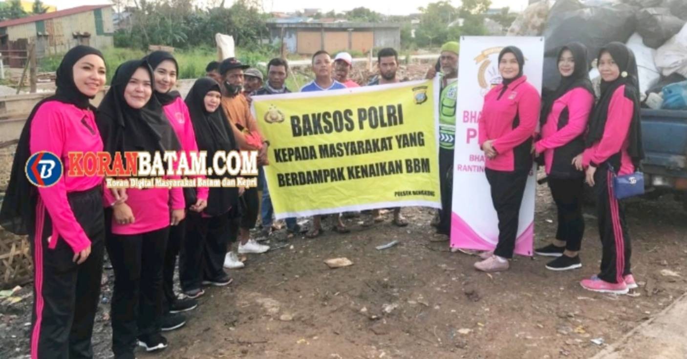 Bhayangkari Ranting Polsek Bengkong Blusukan, Beri Bansos ke Warga Pekerja TPS